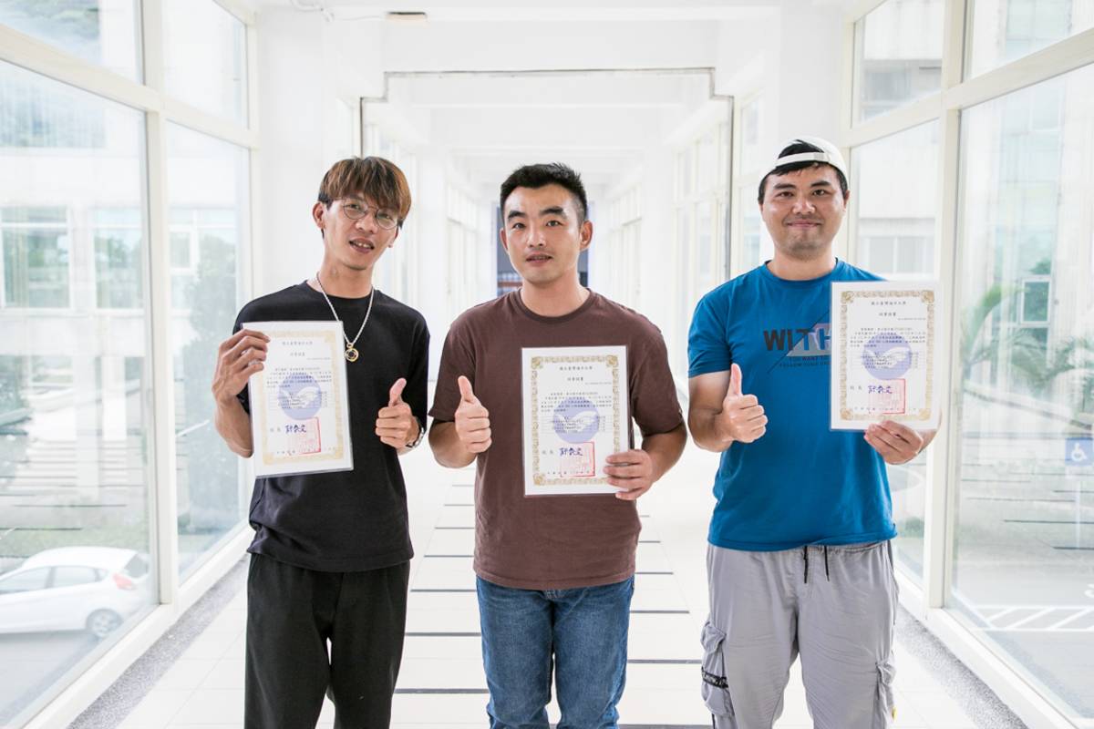 專班吸引了許多有志從事離岸風場海事相關作業的年輕朋友(左至右為黃子豪、林家榮、黃聖期).jpg
