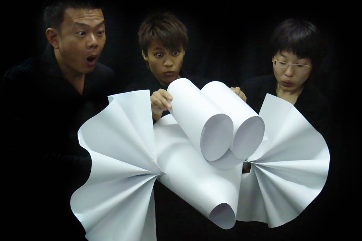 《紙要和你在一起》全劇的道具及戲偶皆以紙張進行創作，藉由紙張的易塑性及柔軟度，變幻出栩栩如生的戲偶。（偶偶偶劇團提供）