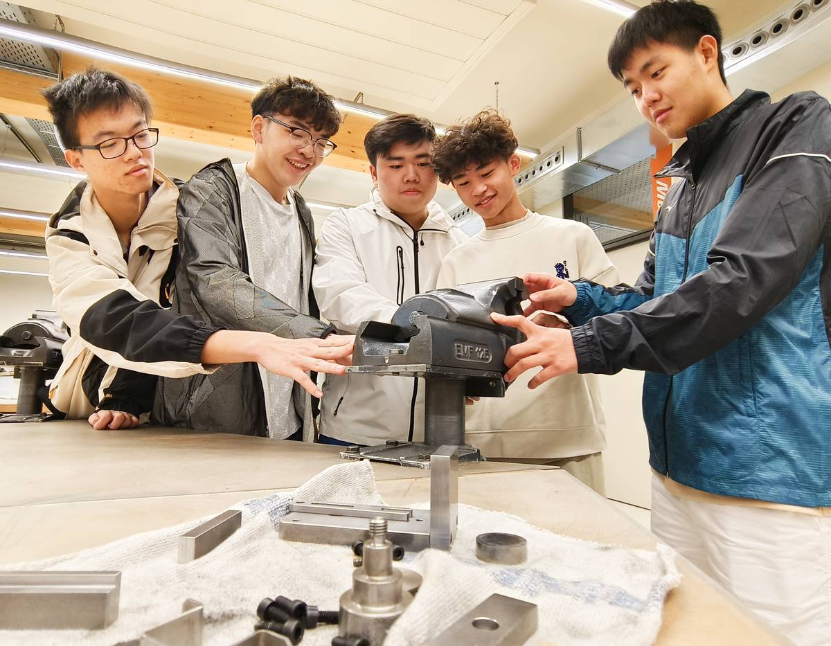 Upskill國際產業見學及教育體驗-三重商工師生企業參訪學生操作機器照