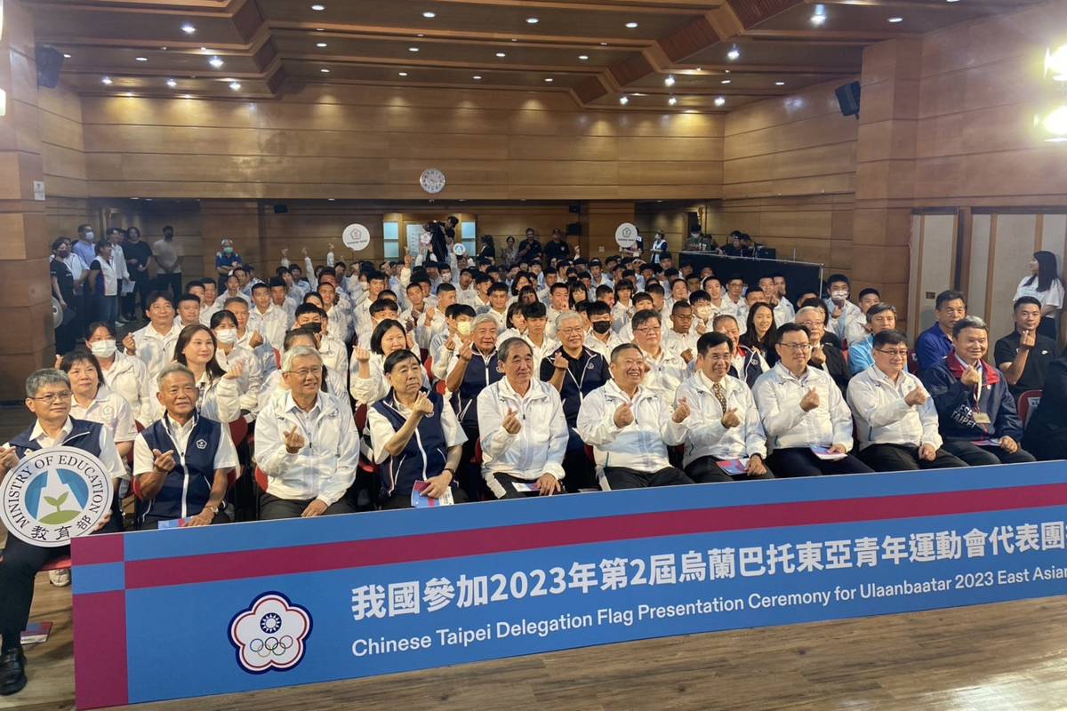 2023第2屆烏蘭巴托東亞青年運動會，教育部長潘文忠為代表團授旗，給予選手加油打氣。