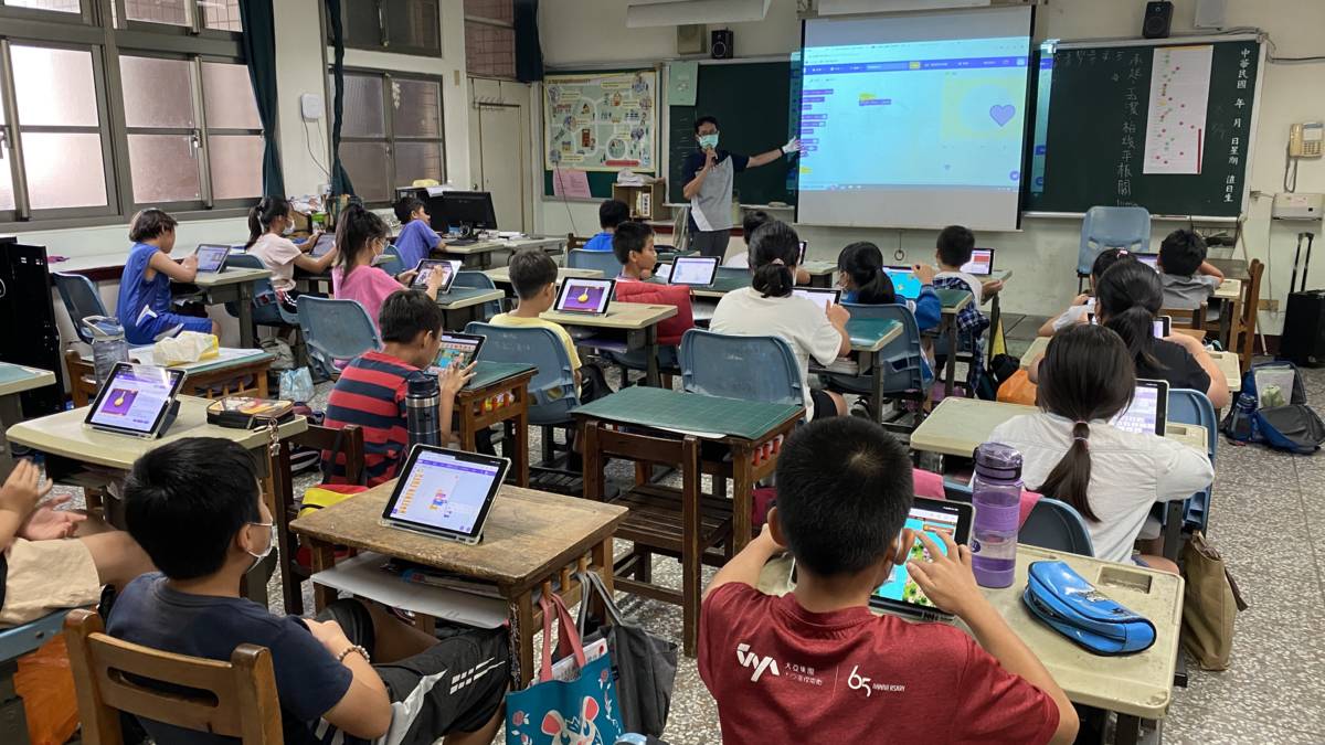 村上國小學生在夏令營中學習用平板學習編寫程式語言