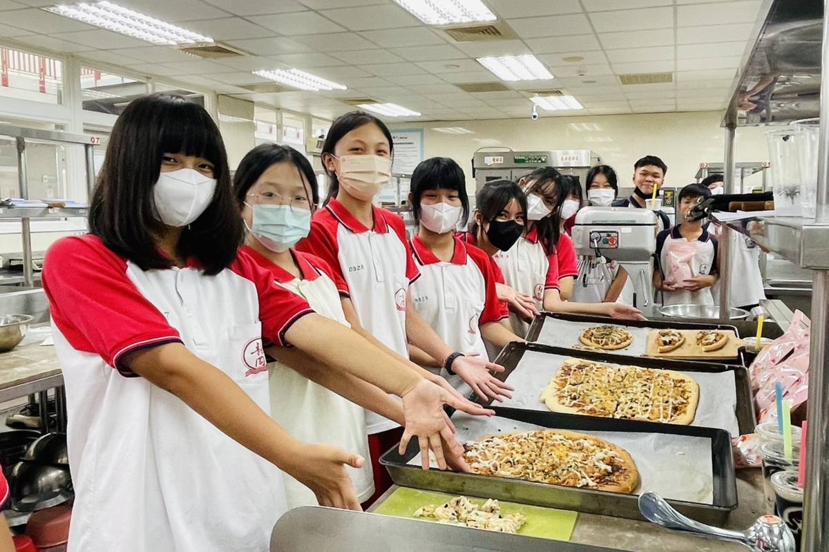 桃園市技職教育育樂營，學生動手體驗做披薩。(桃園市教育局提供)