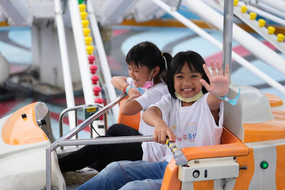小朋友開心地暢遊兒童新樂園