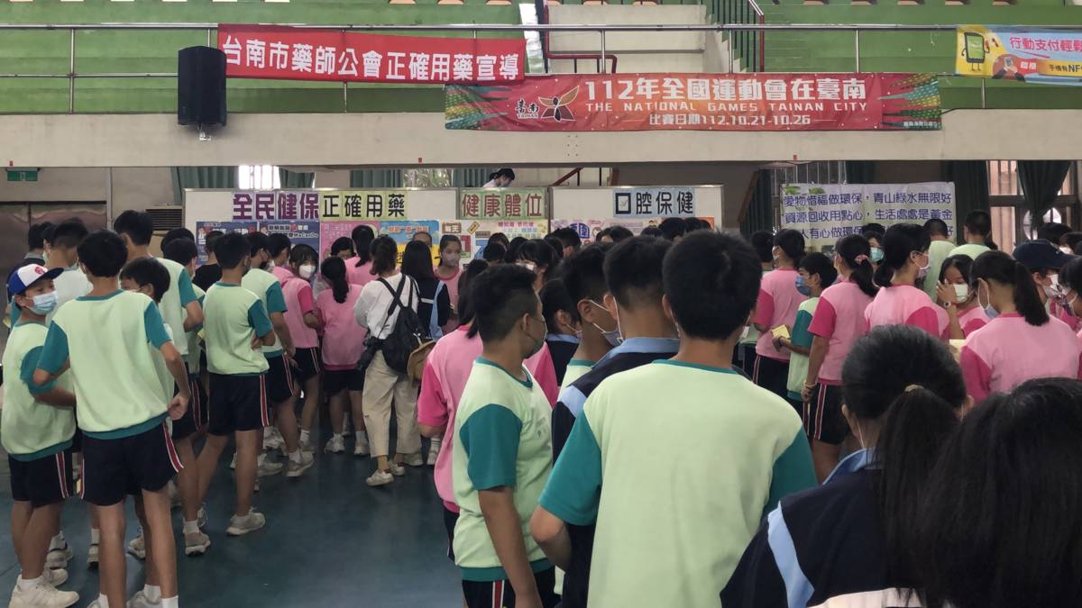 111學年度「校園珍惜健保教育實境秀」優良-臺南市復興國中 以闖關遊戲方式推廣正確用藥概念

臺南市復興國中獲111學年度「校園珍惜健保實境秀」優良獎項殊榮，在衛生組長及護理師的推動下，帶領學生拍影片、在校門口對家長進行「珍惜健保連署活動」，課堂上則帶領學生玩「醫觸即發」桌遊、推廣回收過期剩藥六大步驟。影片中，學生訪問其他同學對於健保的想法、分享家人使用健保的習慣等等，學生指出，家中長輩常有到大醫院領藥保心安的心態，也缺少回收剩藥的正確觀念，在學校學習之後，將知識傳遞給家人，從家庭做起，帶領家人一起珍惜資源。臺南市復興國中期許能作為推廣健保資源中心學校之表率，培養學生成為有影響力且知行合一的孩子。

採訪：臺南市復興國中陳文財校長、陳俊豪學務主任、
              影片拍攝指導老師蔡青芸 組長、王慧娟護理師、
              七年27班學生邵以貞、蘇 玹、鄔薏忻
