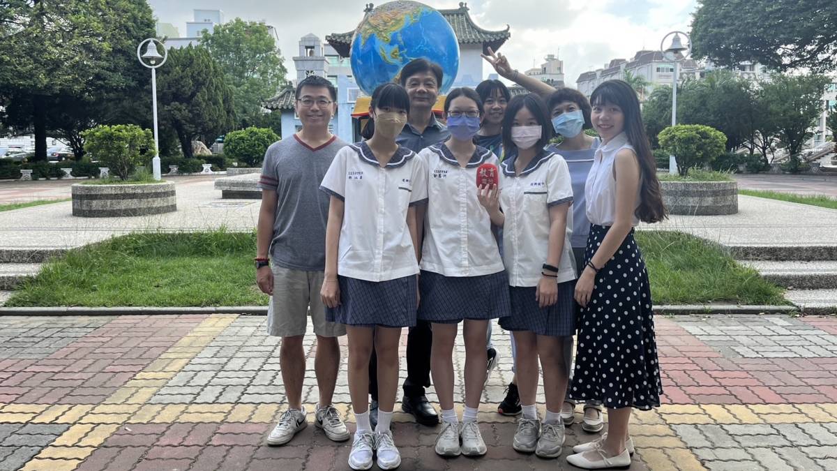 111學年度「校園珍惜健保教育實境秀」優良-臺南市復興國中 採訪合照


