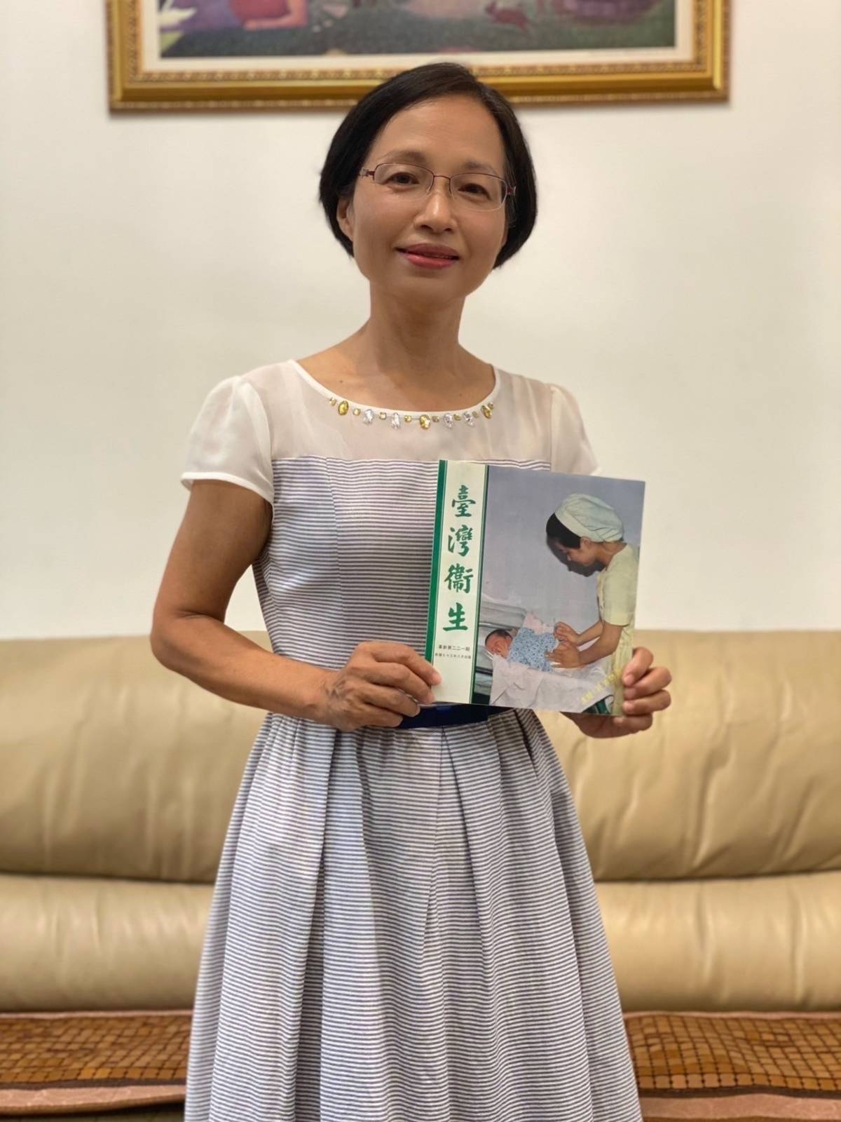 為新生兒注射B肝疫苗的封面人物吳琬玉護理師，出席肝基會29周年慶祝活動