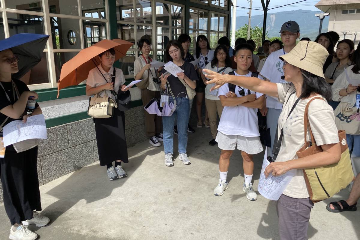 王珍珊博士向國際工作營師生介紹關山舊車站建築。(臺科大提供)