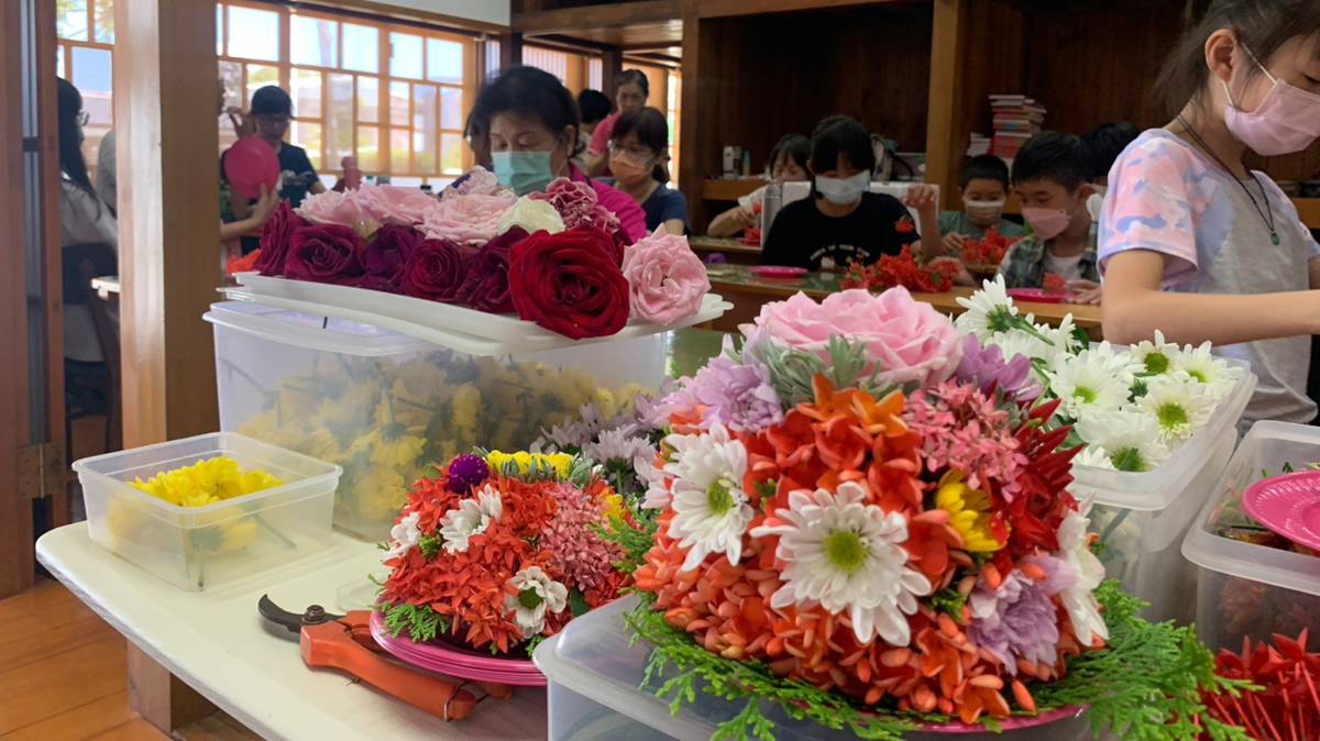 客家人祭祀神明、供奉祖先、節日喜慶，都喜歡用「盤花」祈福