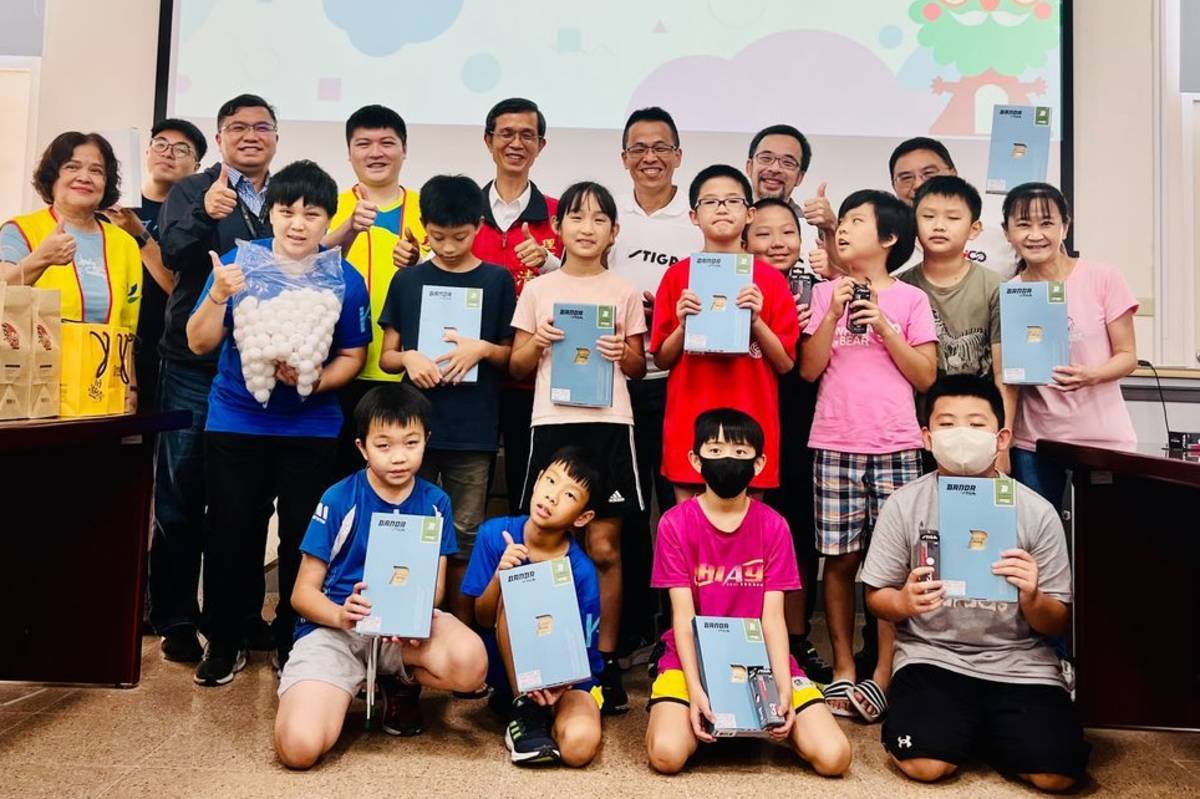 吳清山理事長(第三排右四)、林立生處長(第三排左三)與嘉義市精忠國小師生合影留念。(照片由111教育發展協進會提供）
