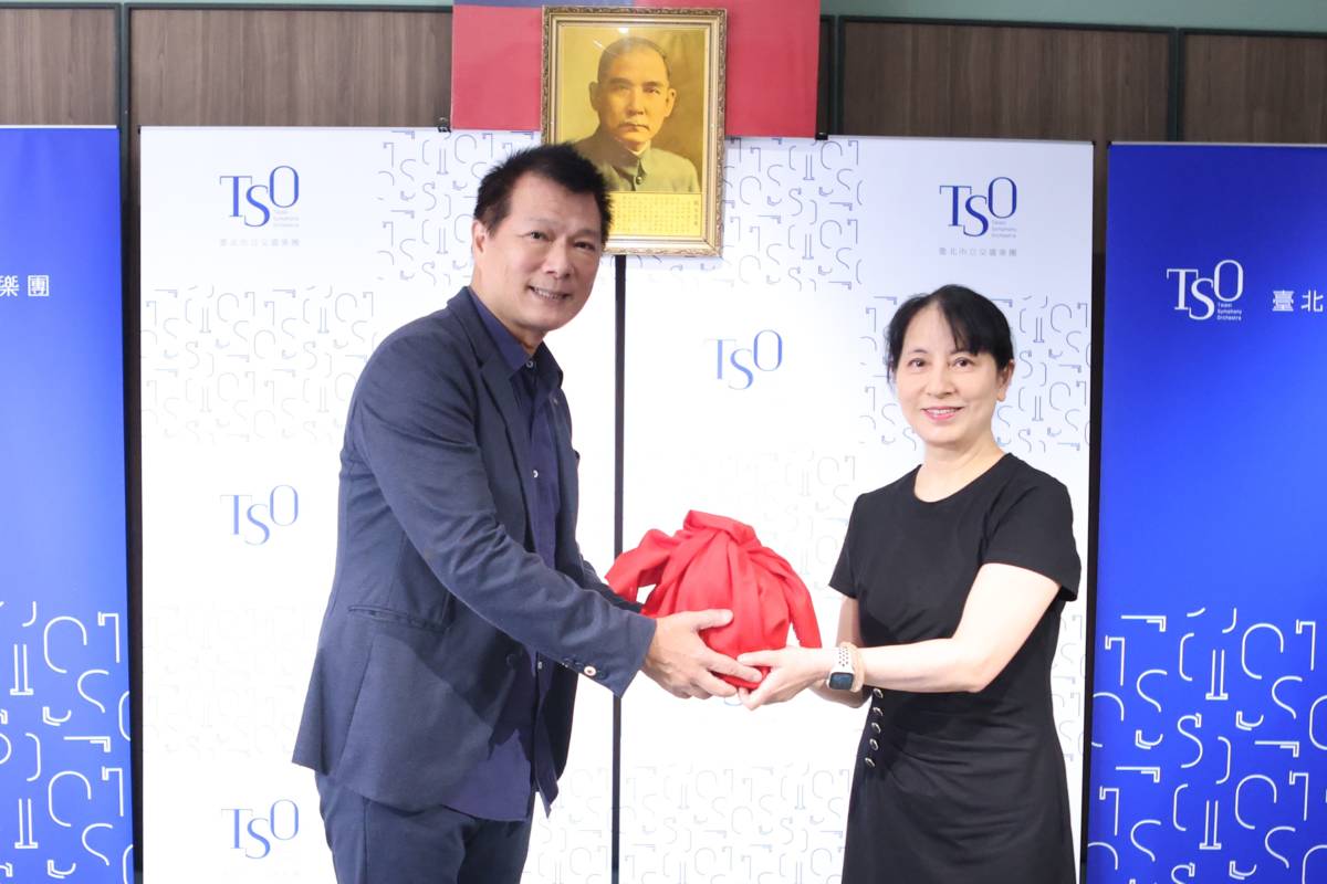 臺北市文化局局長蔡詩萍頒授印信給郭佩瑜團長