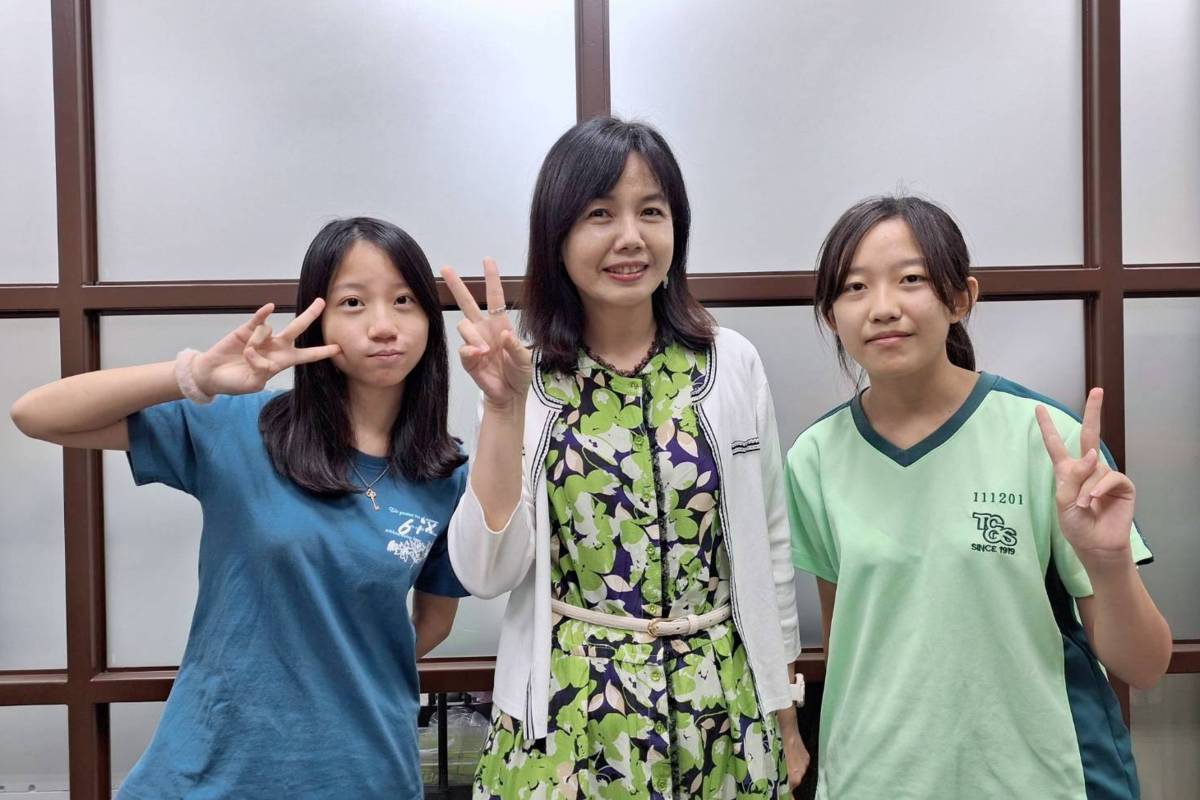 臺中女中羅星、劉淑宜二位同學與洪幼齡校長（中）合影