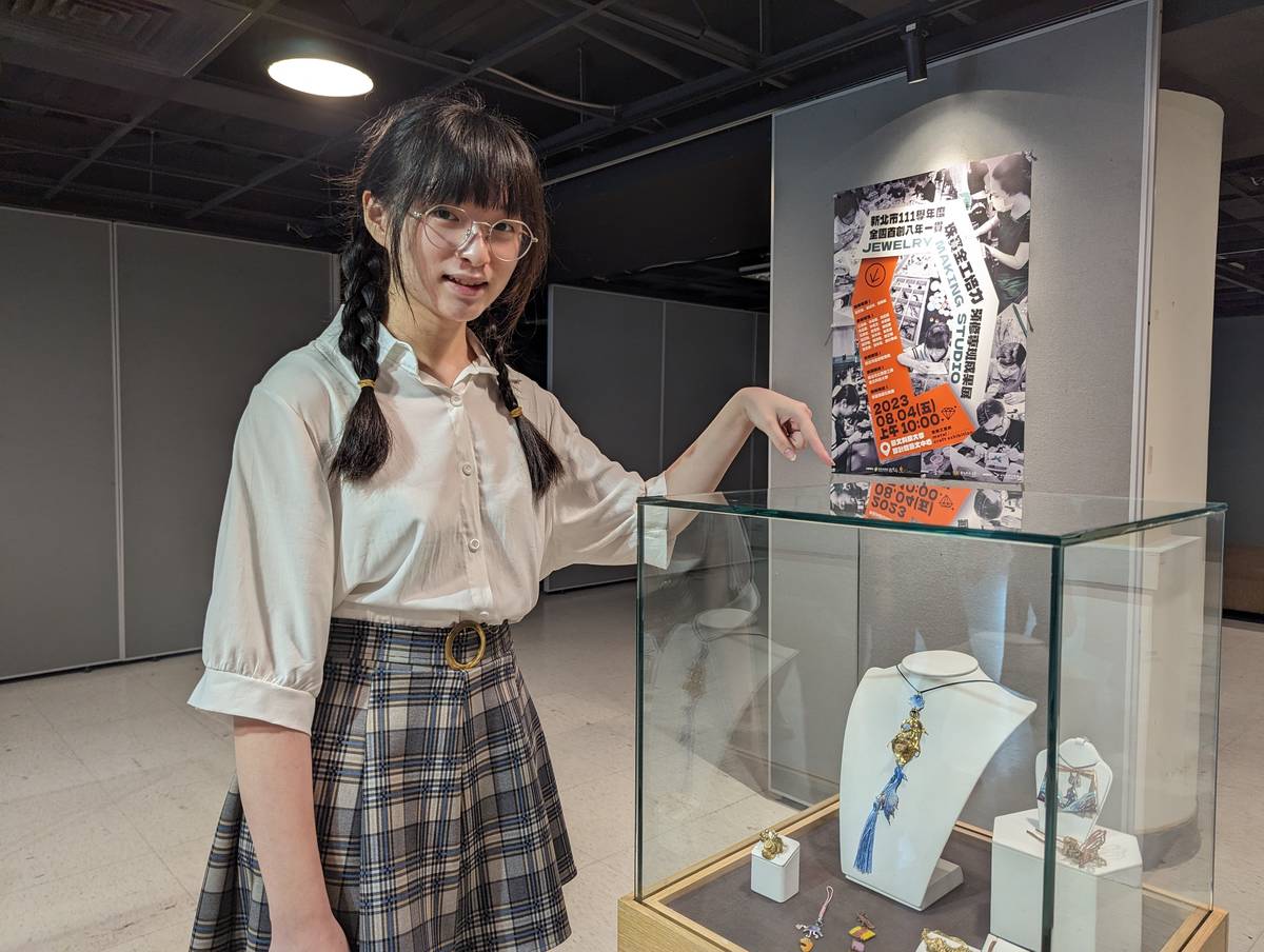 鶯歌工商美術工藝科二年級劉承家與作品合照