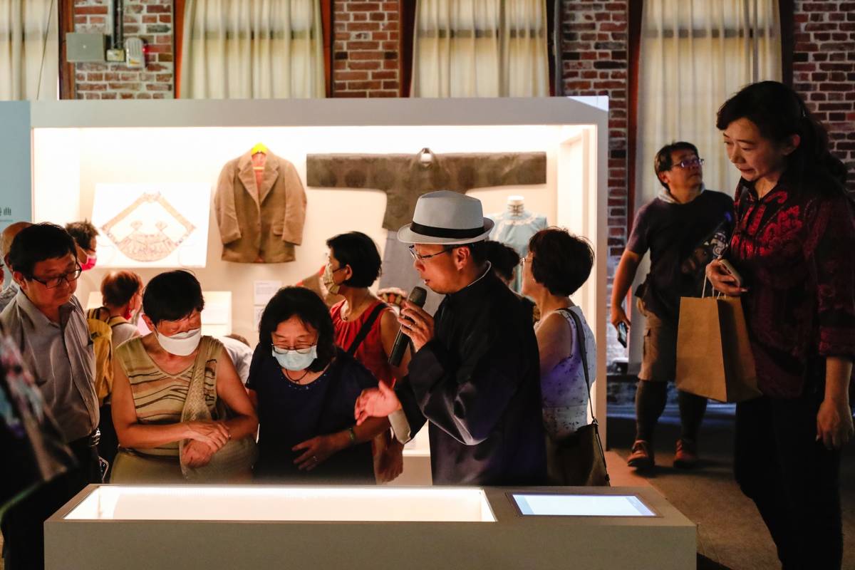 至善堂施建仁董事長介紹展品