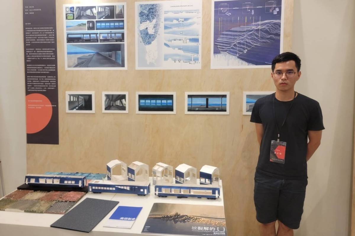 淡江大學建築系學生黃正揚參加第2屆臺東縣建築景觀評圖徵選，以作品《被裂解的[ ] - 藍色的行李箱》獲金質獎。