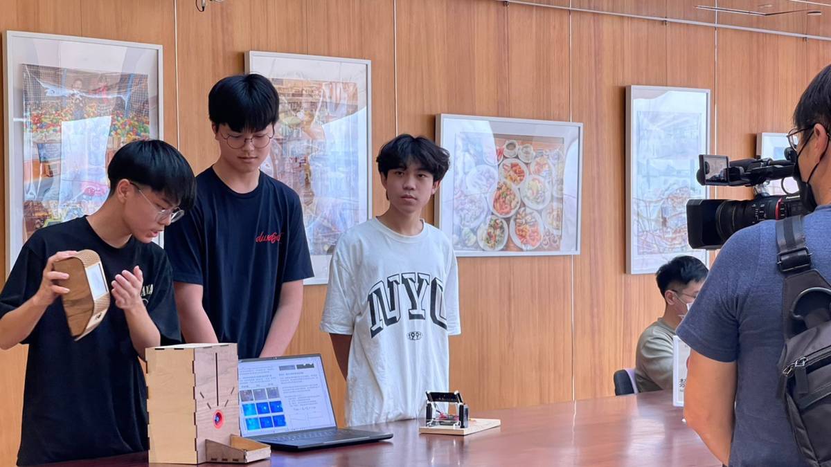 台北市內湖高工寵物訓練機獲獎照_2.jpg