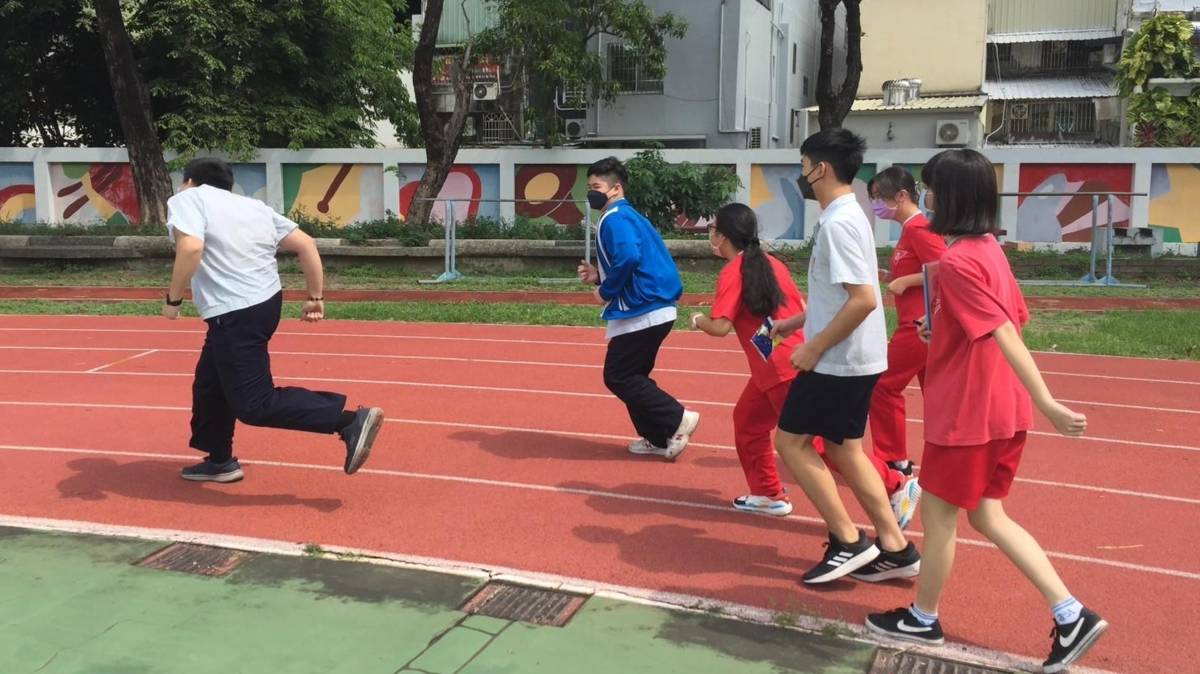 110學年度學童健康體位B組優等學校-高雄市苓雅區大仁國中-RUNNING TAIWAN

獲得「110學年度學童健康體位B組優等學校」的高雄市苓雅區大仁國中，校外教學結合健走取代搭乘大眾運輸，既環保又有益身心健康，舉辦多元體育課程和活動提升學生運動能力且於授課間尤重教授運動禮儀及運動精神，帶領學生學習運動禮儀並於生活中實踐優良品德，另藉由校內Running Taiwan活動使運動成為習慣融入生活，向家長和學生宣導健康體位議題，朝健康體位的目標邁進。

採訪：高雄市苓雅區大仁國中方靜慧校長、高榕佑學務主任、
             駱愉雅衛生組長、三年一班邱瀞慧同學
