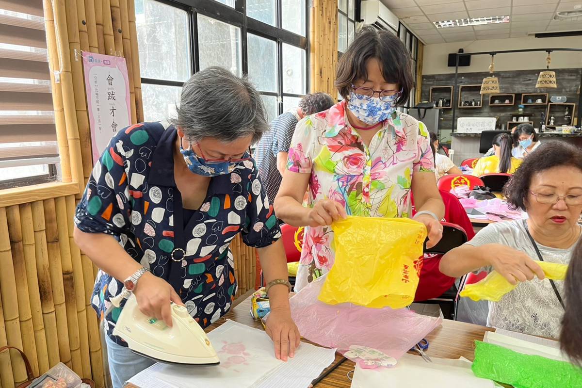 海科館與實踐大學服裝設計學系合作，以二手衣和廢棄物材開設資源永續課程，讓垃圾創造新價值。