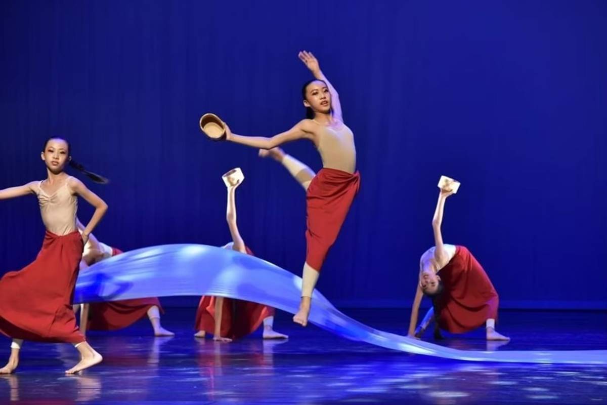 臺東縣傑出演藝團隊「天空舞集」，以愛國蒲部落洗臉傳說編創《靈水djaqubu》。