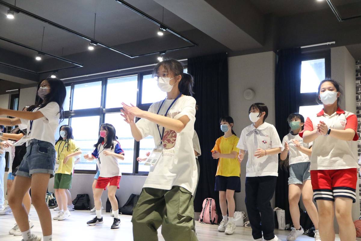 表演藝術科的流行街舞課程，讓大家跟著音樂一起律動，跳出自信