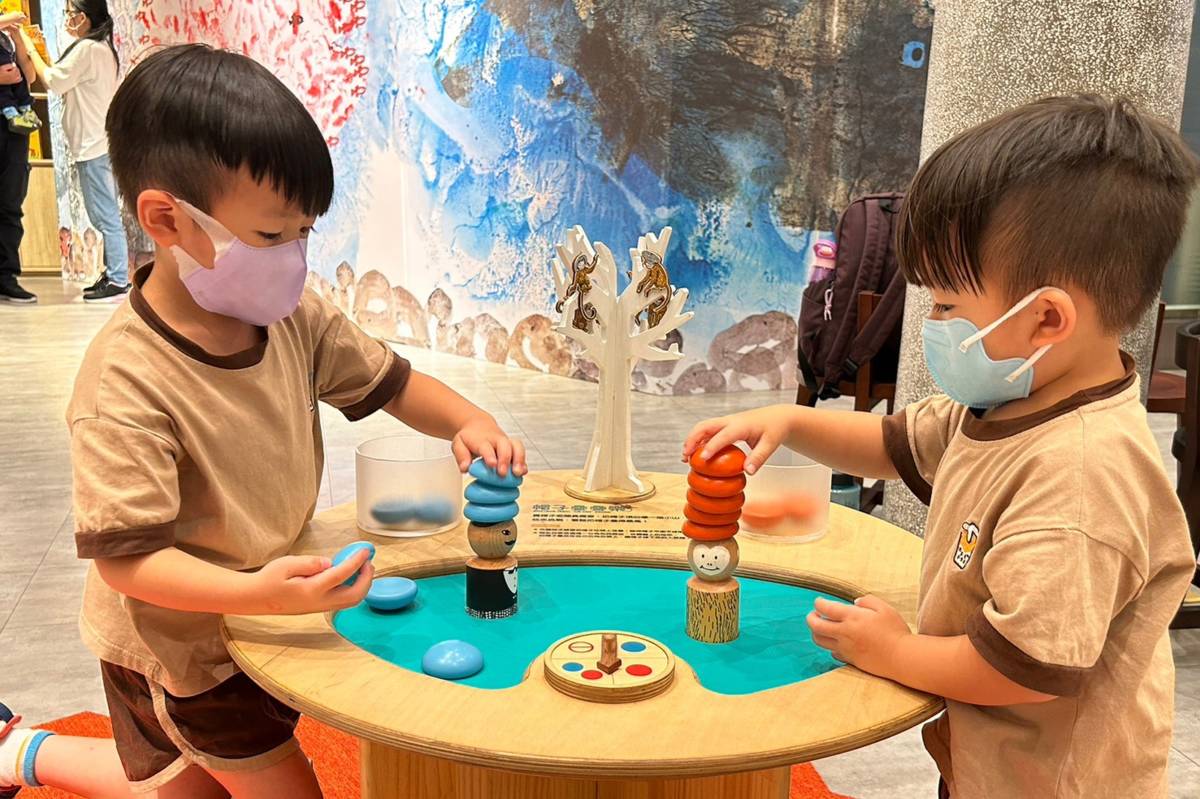 賣帽子遊戲除了桌遊體驗還有意想不到的驚喜扮演。（圖為信誼基金會提供）