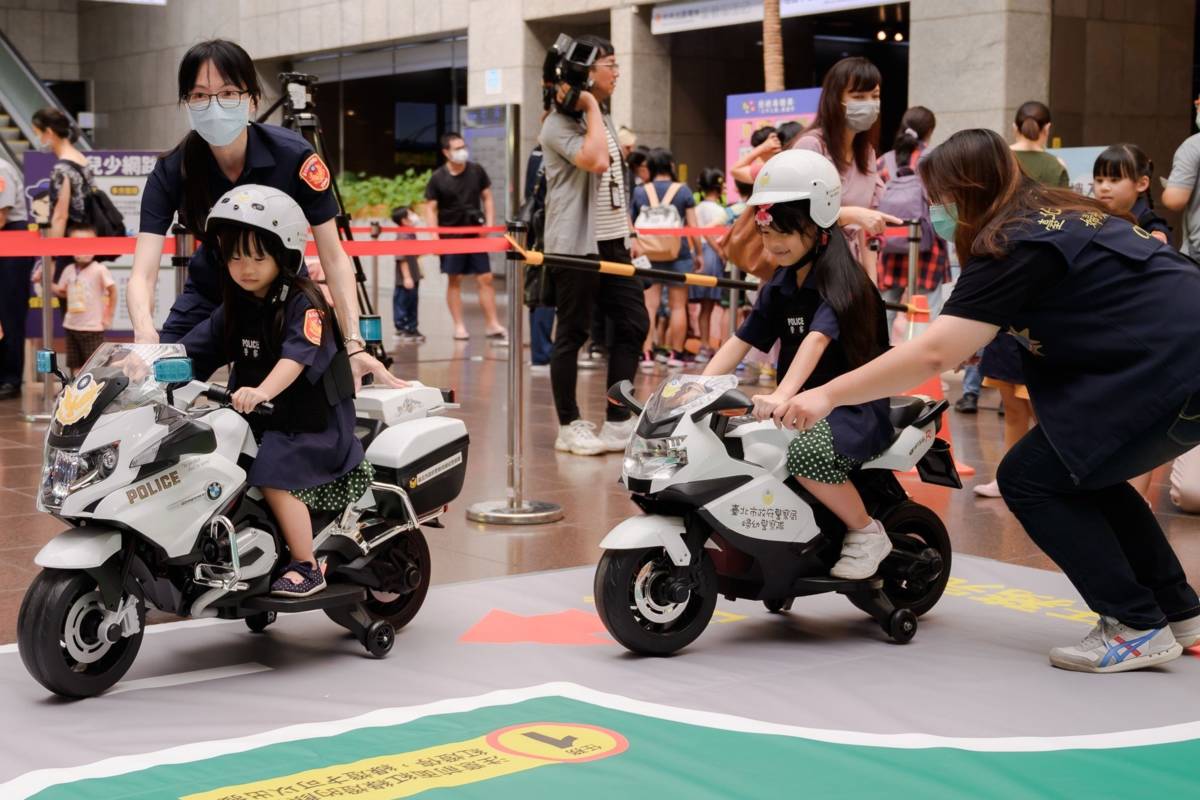 小波麗士們騎著小小重機學習道路安全