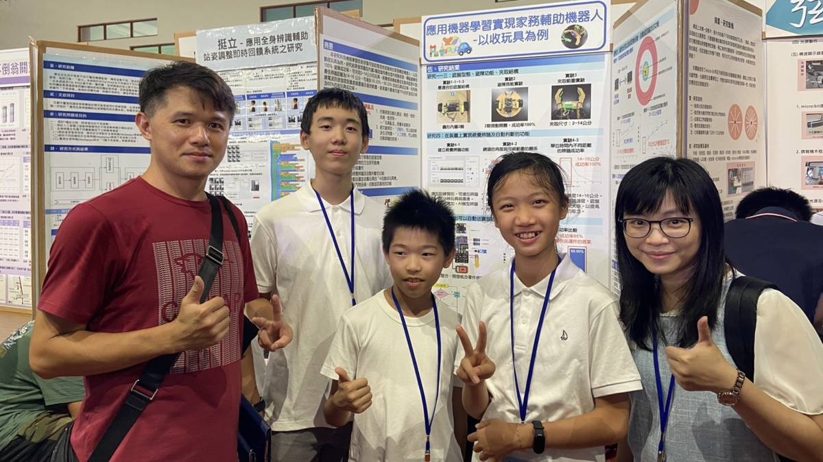 臺北市日新國小學生研發「家務輔具機器人」，最高可達98.33%收拾成功率。