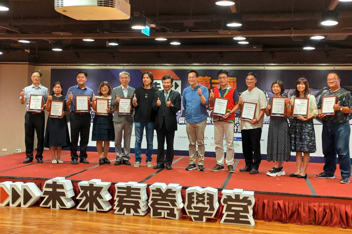 教育部部長潘文忠頒獎給減C有成的績優學校