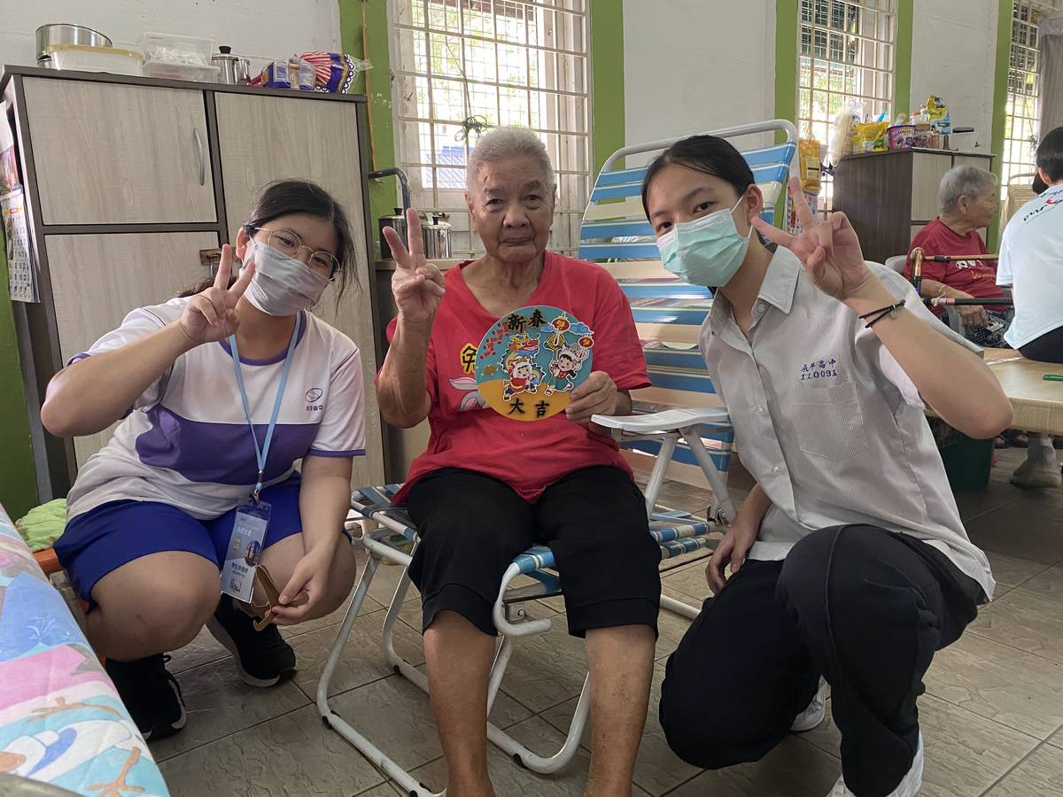 王心明同學(右)陪老婦院婆婆做手工卡片、聊天