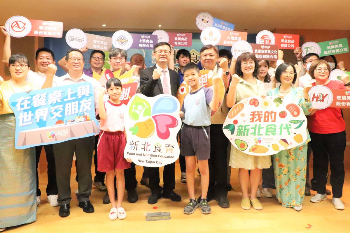 112學年度國際飲食教育中央餐廚學校異國料理試辦計畫發表記者會大合影