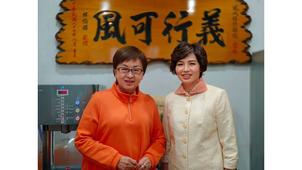 匾額《義行可風》現代保險教育事務基金會創辦人黃秀玲(左)、董事長林麗銖(右)