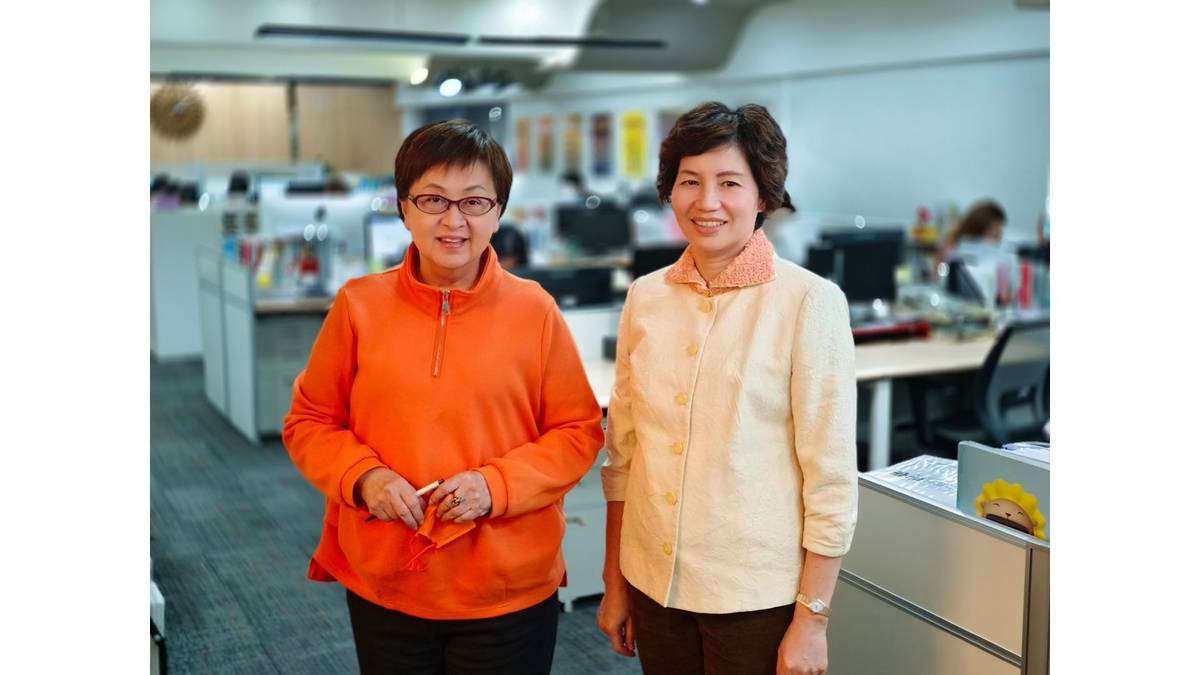 現代保險事務基金會辦公室。(左)現代保險教育事務基金會創辦人 黃秀玲教授，(右)現代保險教育事務基金會董事長 林麗銖教授。