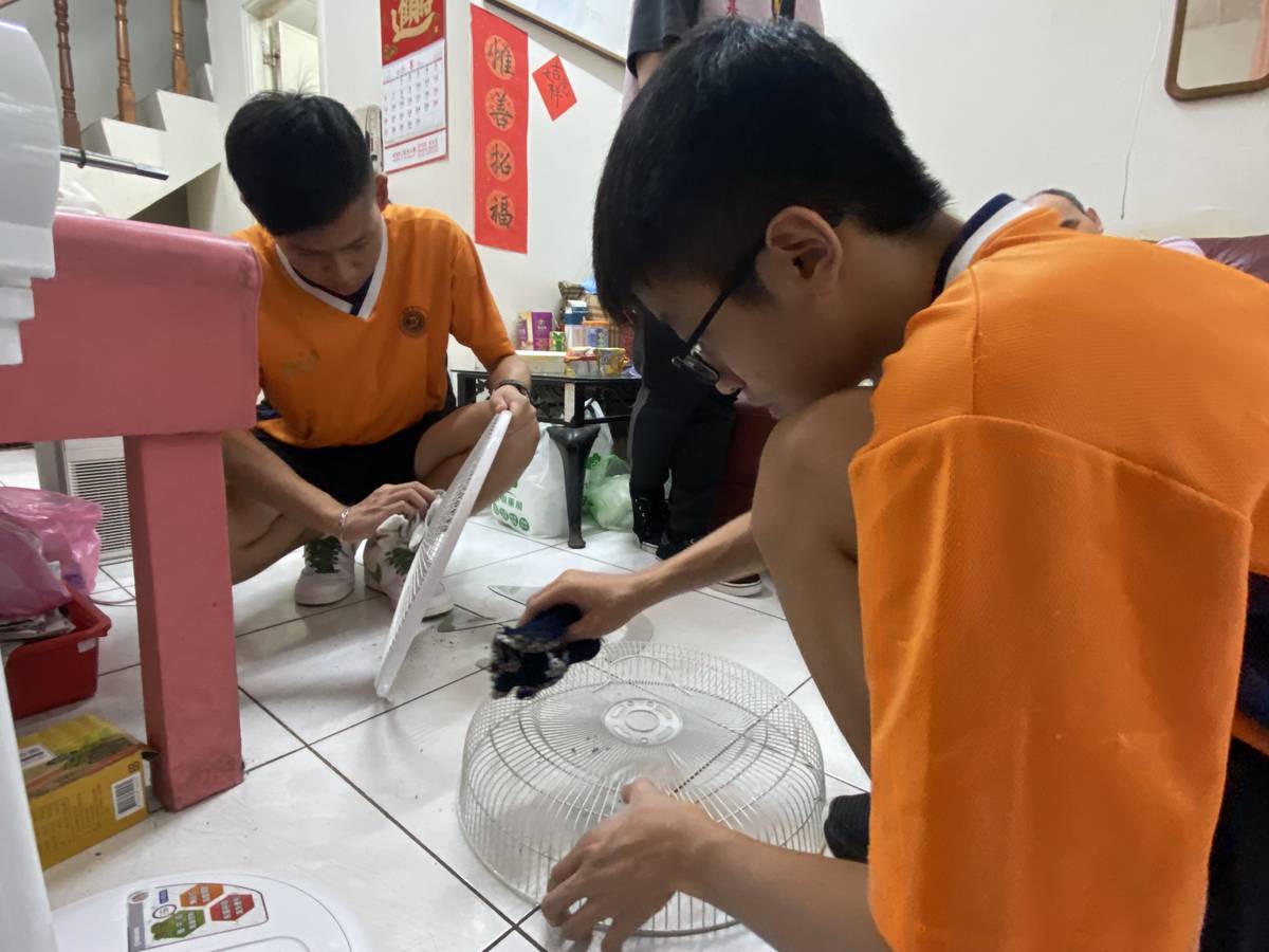 瑞芳高工資訊科學生利用暑假期間到視障者家中清理風扇 讓家電再生