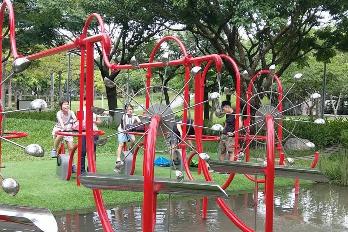 大安森林公園內的活水飛輪可伸展筋骨並活化水質