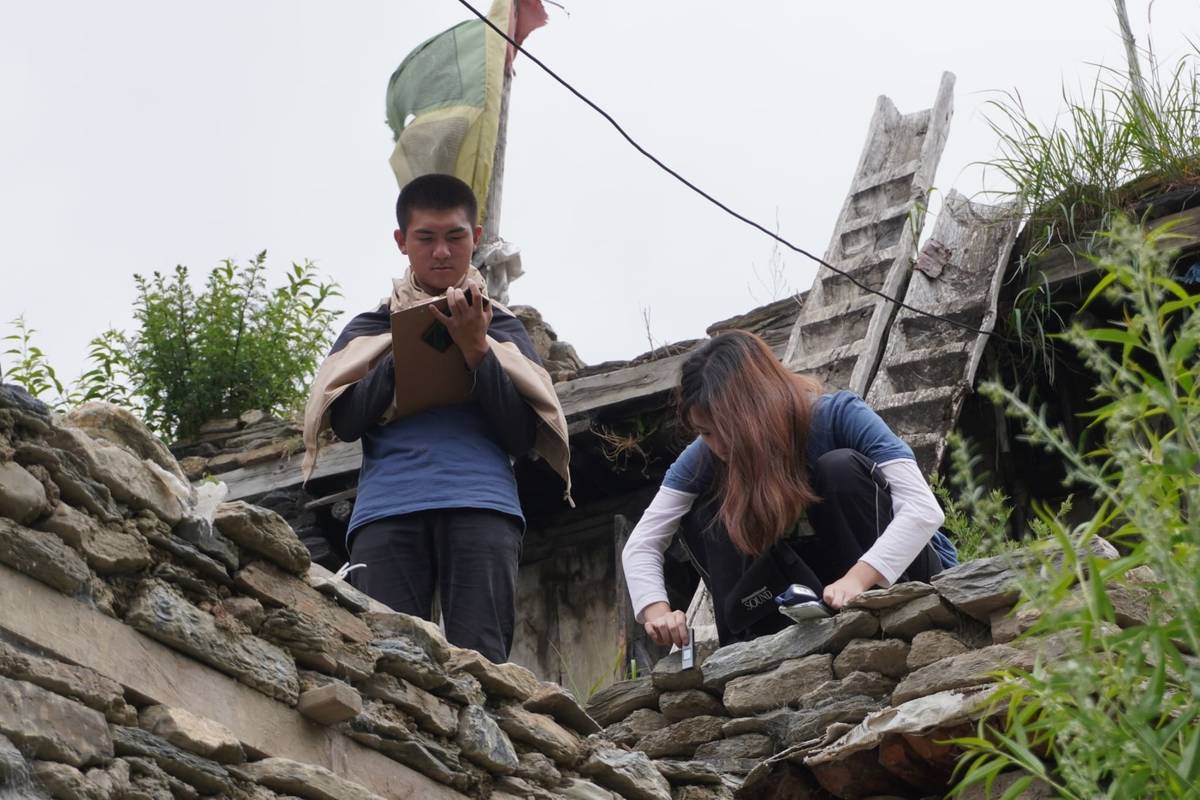 臺科大團隊於百年石板屋的現地測繪過程(臺科大提供)