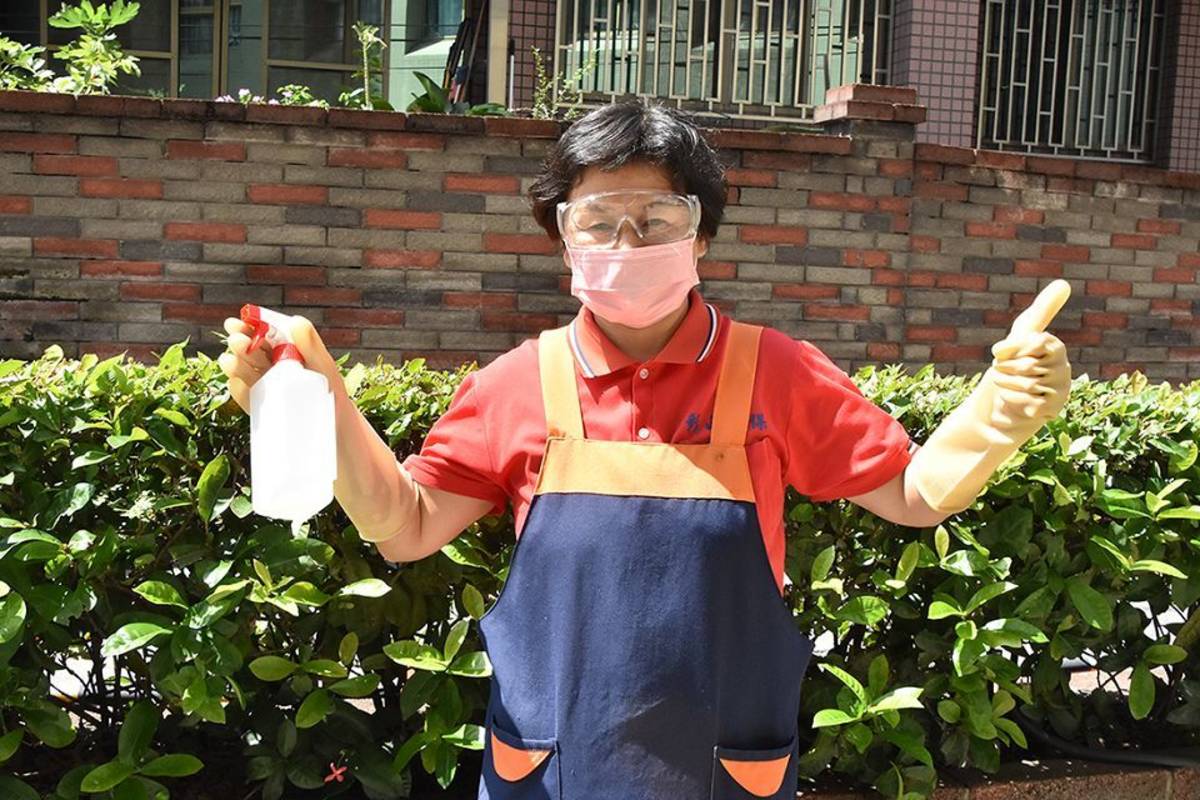 陳顥仁醫師提醒，進行清潔消毒作業時要做好手套、口罩和護目鏡等個人防護裝備