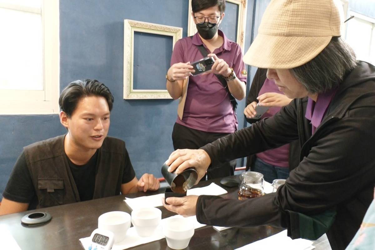 池上小安比樂咖啡館推出農遊體驗，帶領遊客模擬咖啡評鑑時的杯測方式，進一步認識手中的咖啡。