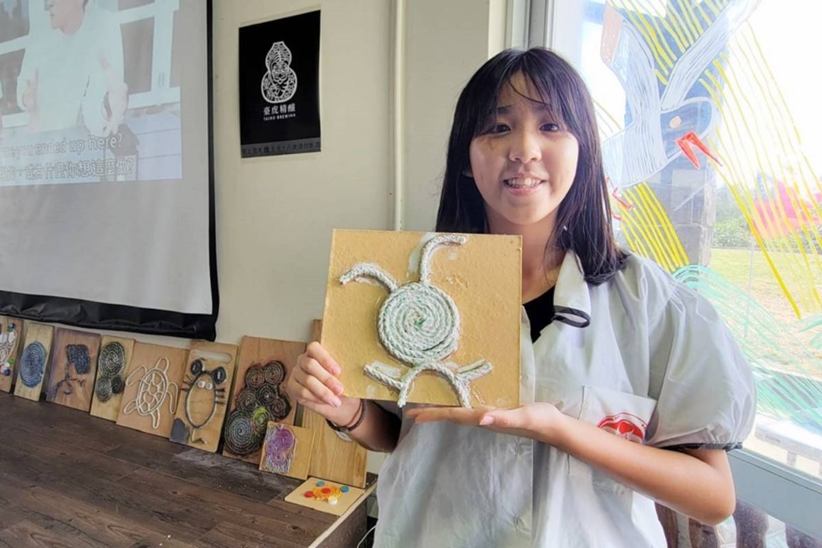 綠島國中「海廢社」學生將淨灘清出的垃圾再利用，創作出獨一無二的藝術品。