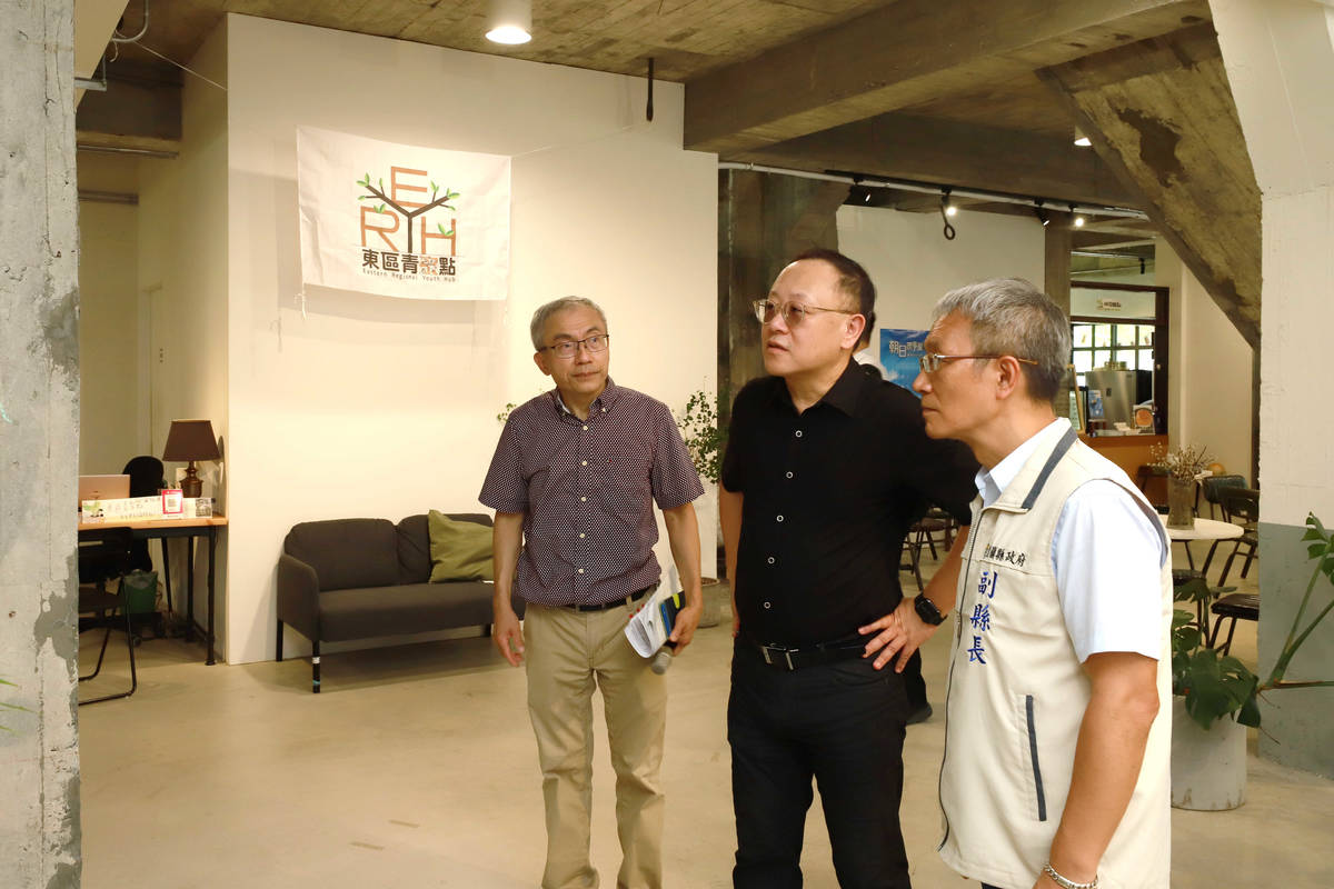 文化部部長史哲參訪「東區青年聚點」的實體營運場域。(文化部提供)