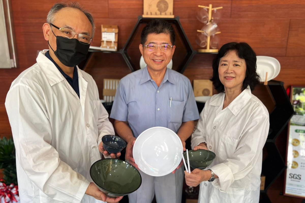 朝陽科大應化系主任錢偉鈞(左)及石燕鳳老師(右)與集泉塑膠董事長詹景忠(中)產學攜手，開發綠塑食品容器。