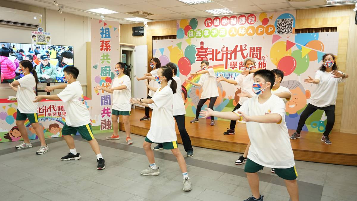 老少一同學習太極有氧，也一起登台演出。