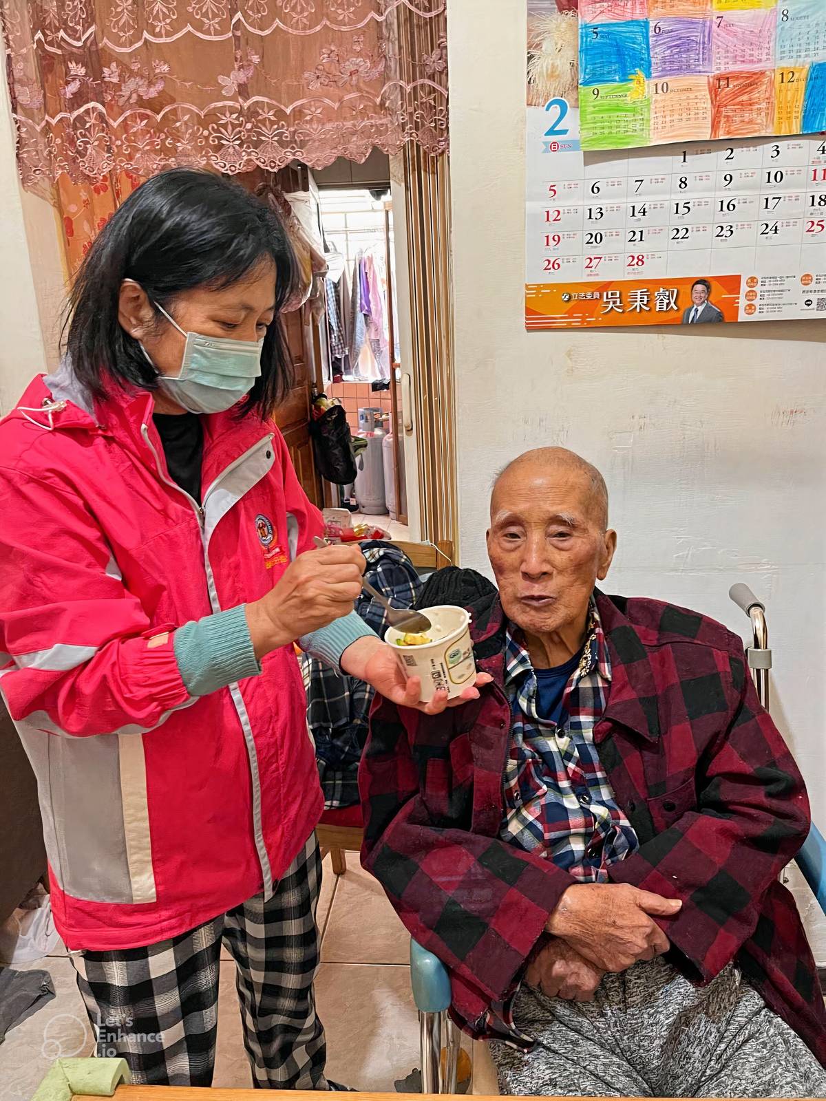 彭于芹女士(左)協助父親用餐