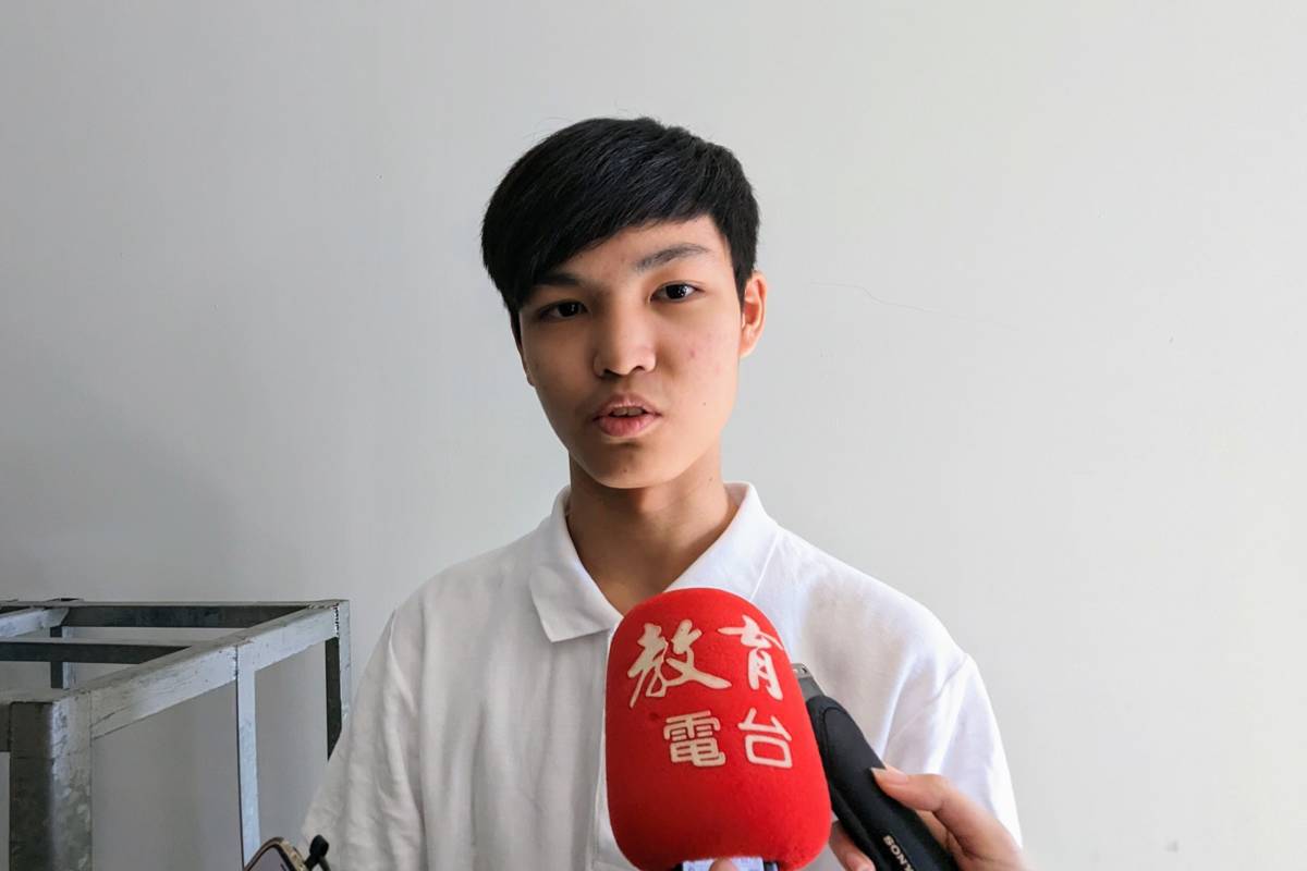 敦化國中弦樂團陳昱翔表示，當全場觀眾站起來給予的歡呼和掌聲，讓他很震撼也極為感動

