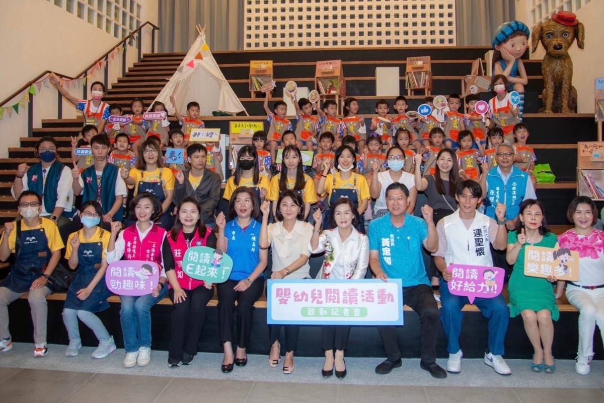 宜蘭縣公共圖書館嬰幼兒閱讀推廣活動「『看！那裡有個洞』—繪本療癒書箱」巡迴書展開跑。
