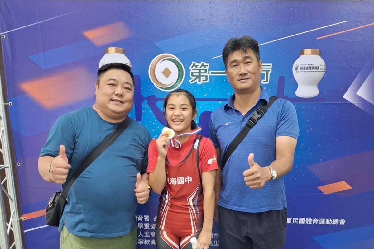 東海國中體育班學生古羽霜(中)僅練習舉重1年，就在全國總統盃舉重錦標賽國女組45公斤級奪下3面金牌，潛力驚人。