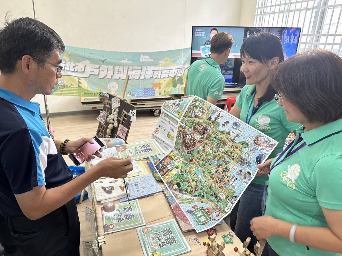執行秘書黃逸姍主任與野柳國小張錦霞校長為其他縣市展示研發之海洋教育教材