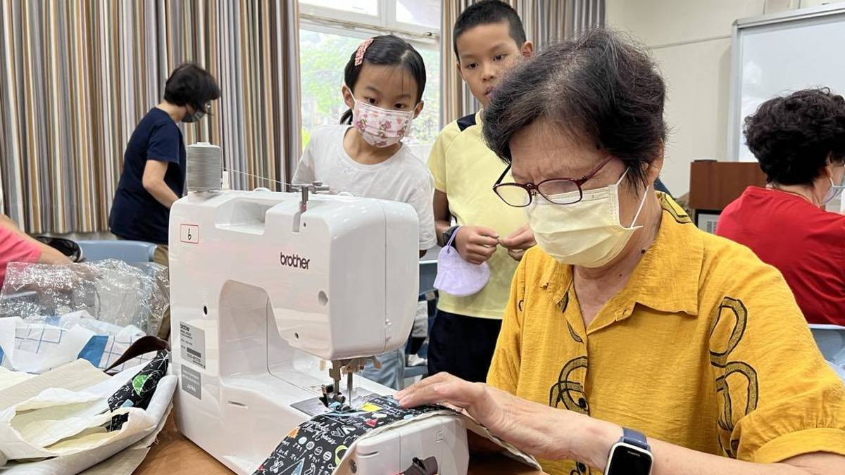 代間課程裡，國小學童認真觀摩阿嬤縫紉手藝
