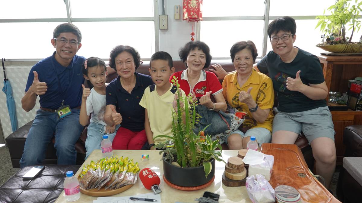 林園國小校長洪琮琪(左1)、主任吳雅茹(右1)與代間樂齡學員們開心合影