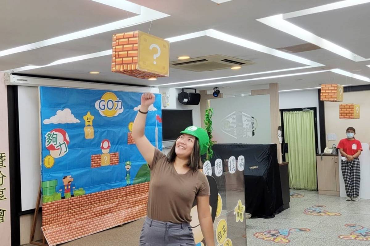獎助學金頒發儀式中，由3位就讀國小、國高中及大專的學生，穿著瑪利歐造型服飾，象徵性跳擊懸浮半空的磚牆。