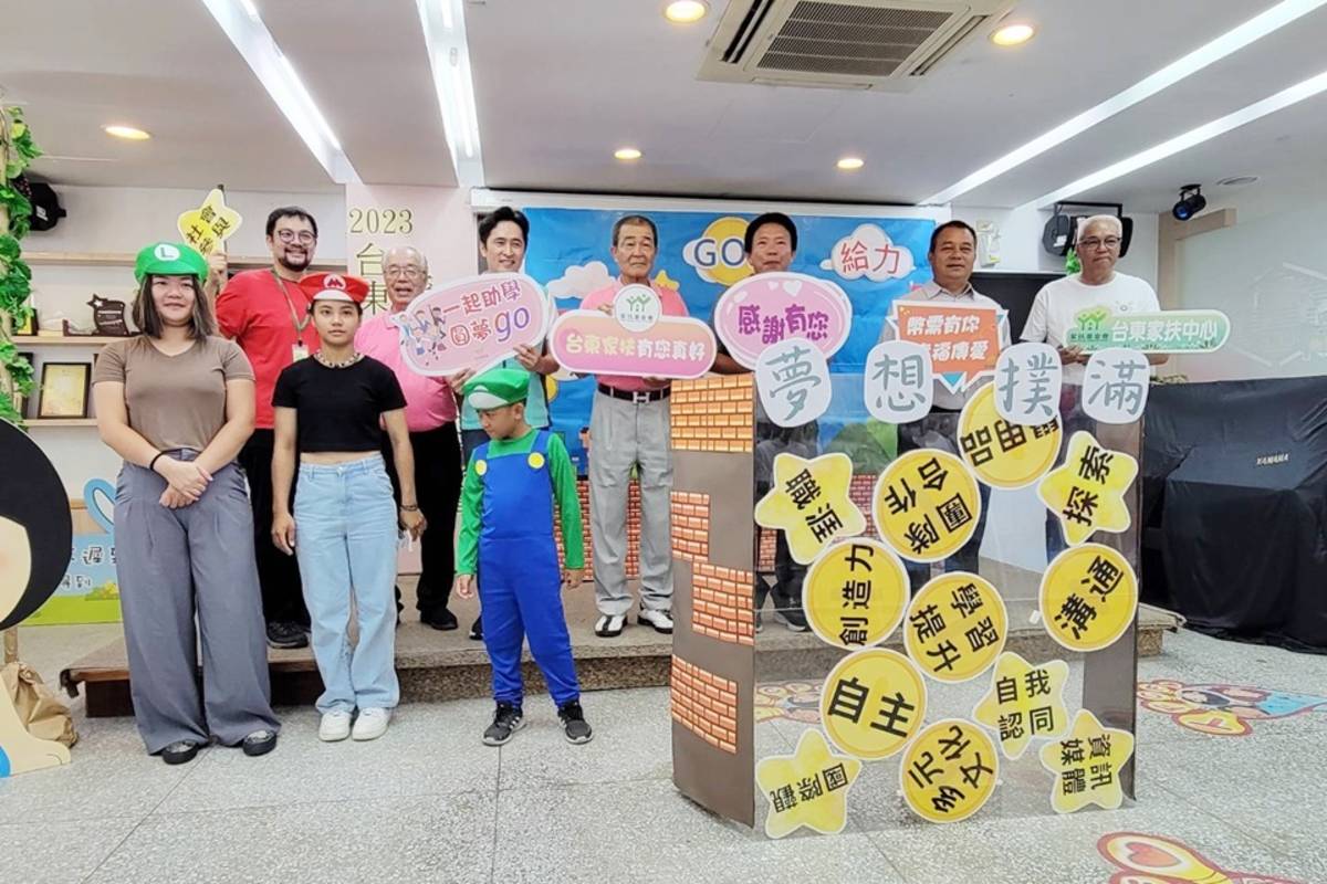 儀式中邀請與會來賓上臺，拿著代表各項能力與學習資源的星星、蘑菇與金幣手板，象徵在孩童學習的路上，及時提供家扶所需的學習資源與支持。

 