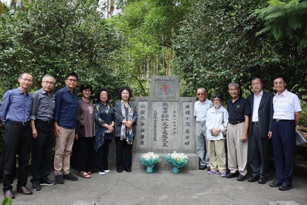 張七郎父子3人罹難後，張七郎夫人偷運遺體回到家園，墓碑上刻「兩個小兒為伴侶。(監察院提供)